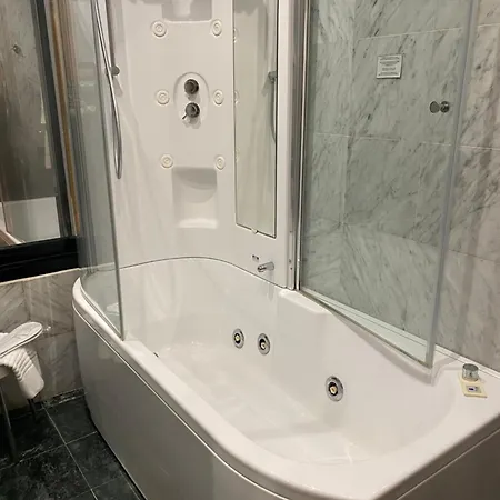 Ξενοδοχείο Parigi & 4*